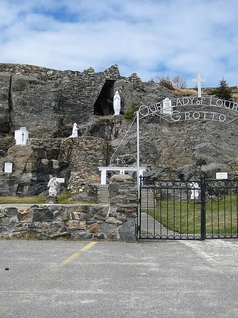 Estátua de Nossa Senhora de Lourdes na gruta de Massabielle